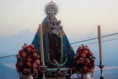 Cientos de fieles acompaan a la Virgen de Flores durante su traslado